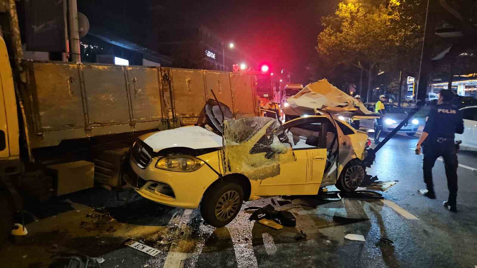 Beyoğlu’nda makas atan alkollü sürücü kamyonun altına girdi: 3 yaralı