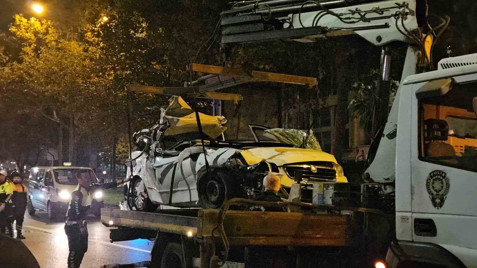 Beyoğlu’nda makas atan alkollü sürücü kamyonun altına girdi: 3 yaralı