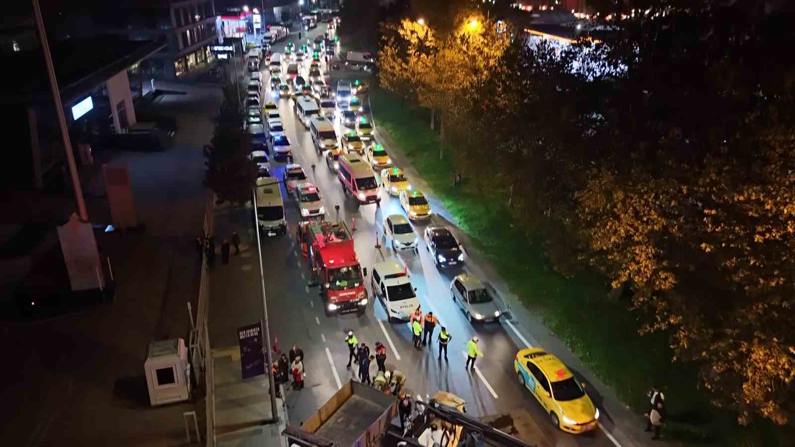 Beyoğlu’nda makas atan alkollü sürücü kamyonun altına girdi: 3 yaralı