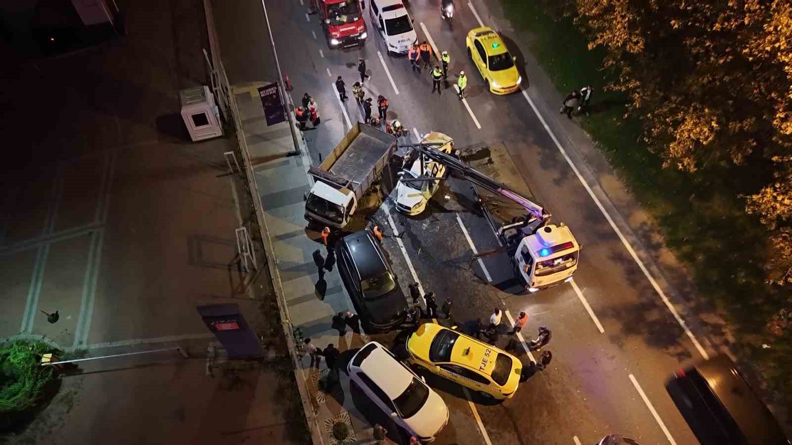Beyoğlu’nda makas atan alkollü sürücü kamyonun altına girdi: 3 yaralı
