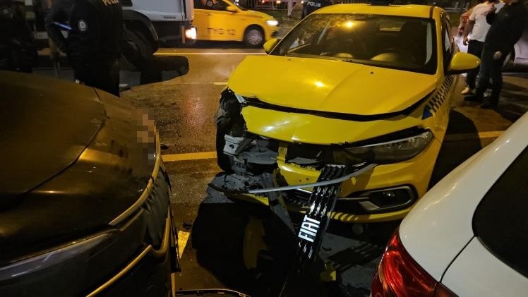 Beyoğlu’nda makas atan alkollü sürücü kamyonun altına girdi: 3 yaralı