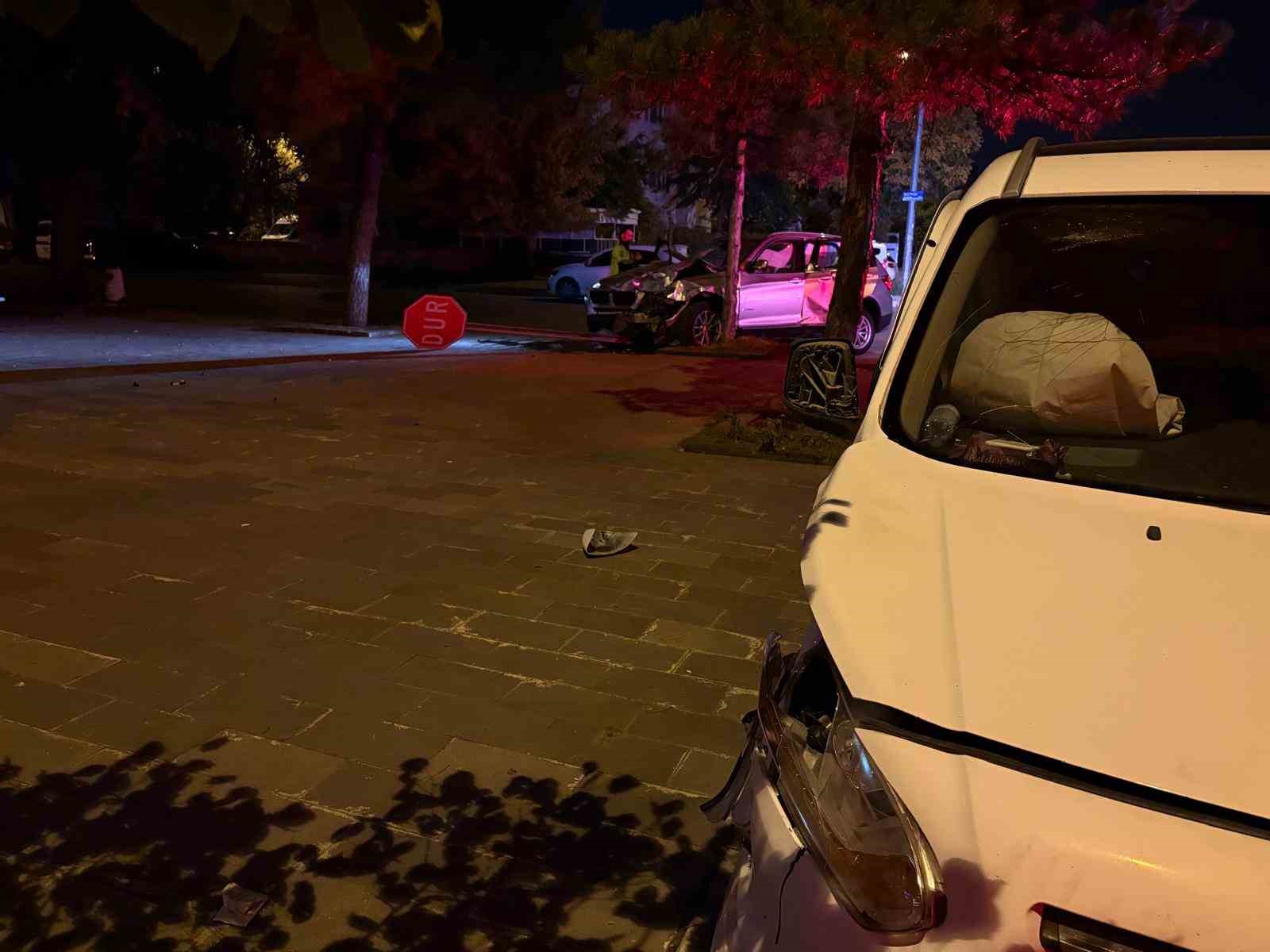 Kayseri’de hafif ticari araç SUV ile çarpıştı: 4 yaralı