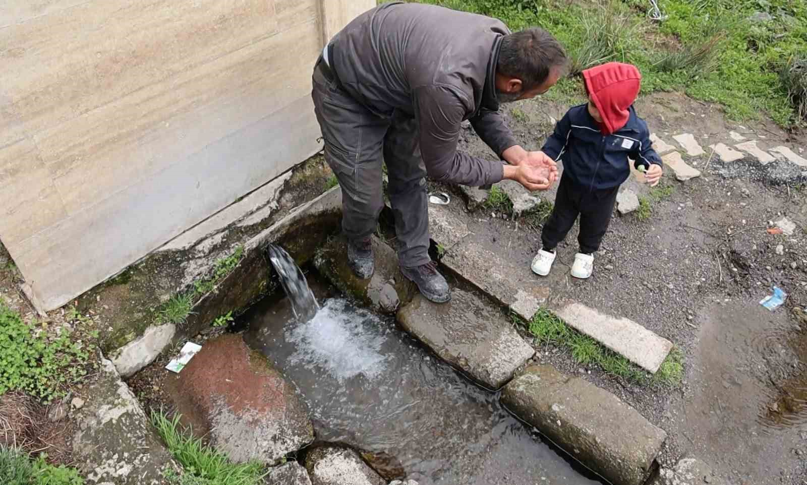 Aksaray’da yeraltından gazlı su çıkıyor
