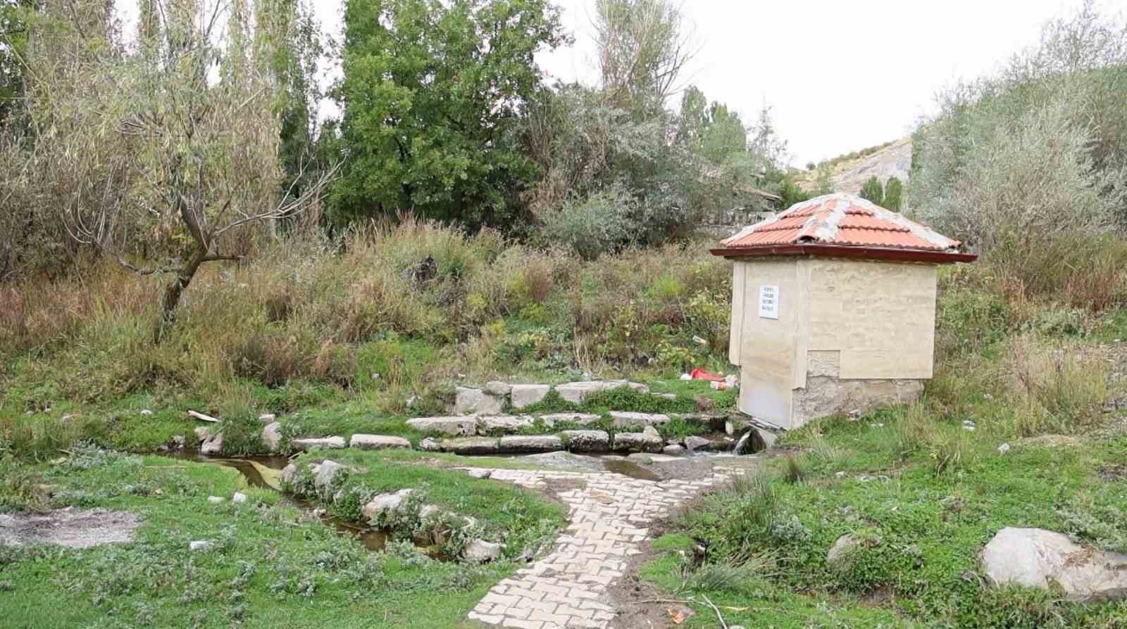 Aksaray’da yeraltından gazlı su çıkıyor
