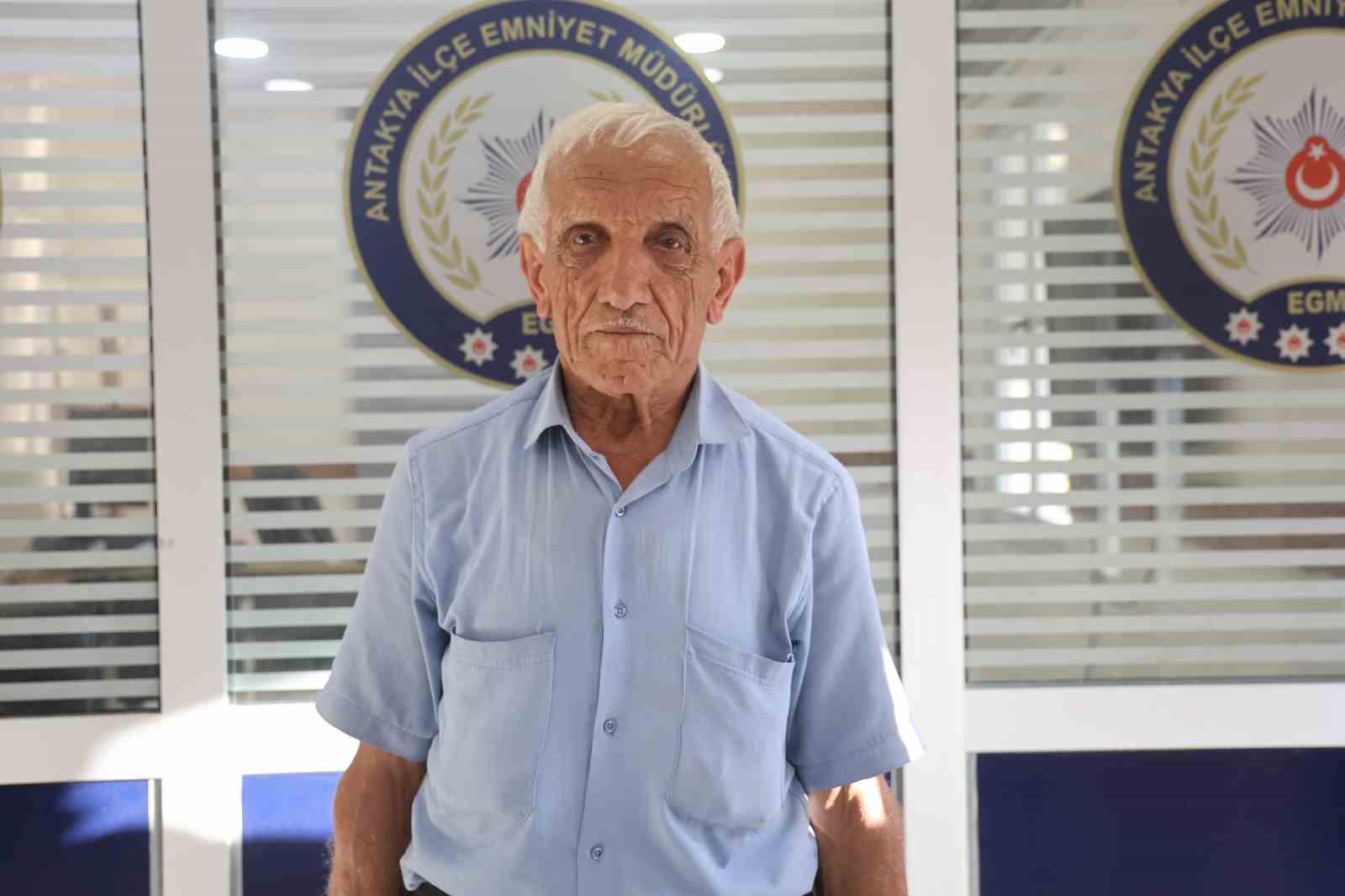 75 yaşındaki adamı seninle evleneceğin diyerek kandıran 30 yaşındaki kadın, altınları alıp baklava bahanesiyle kaçtı