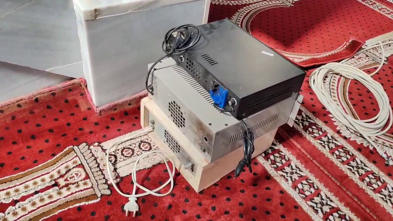 Yıldırımın isabet ettiği camide elektronik eşyalar kullanılamaz hale geldi