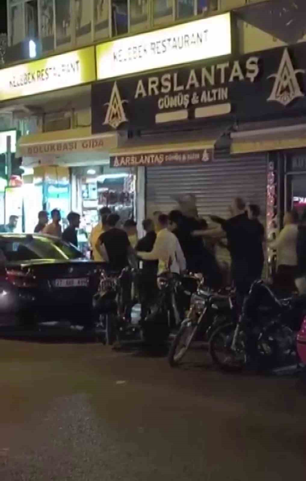 Nişanda başlayan sözlü tartışma sandalyelerin havada uçuştuğu kavgaya dönüştü