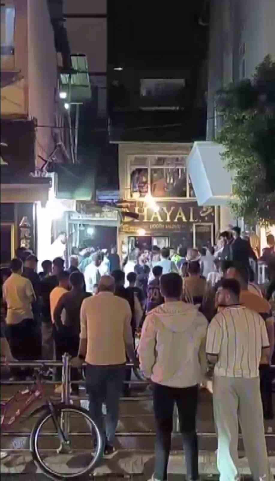 Nişanda başlayan sözlü tartışma sandalyelerin havada uçuştuğu kavgaya dönüştü