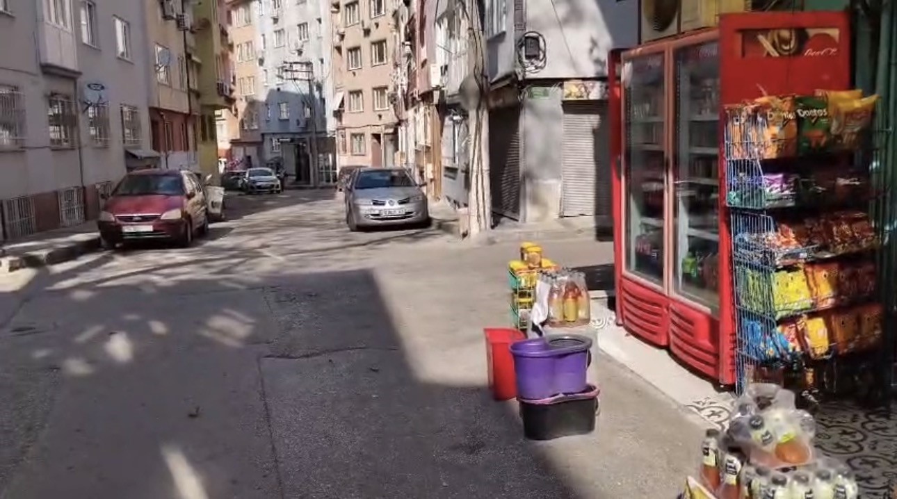 İki öğrencinin örnek davranışını kamera böyle görüntüledi