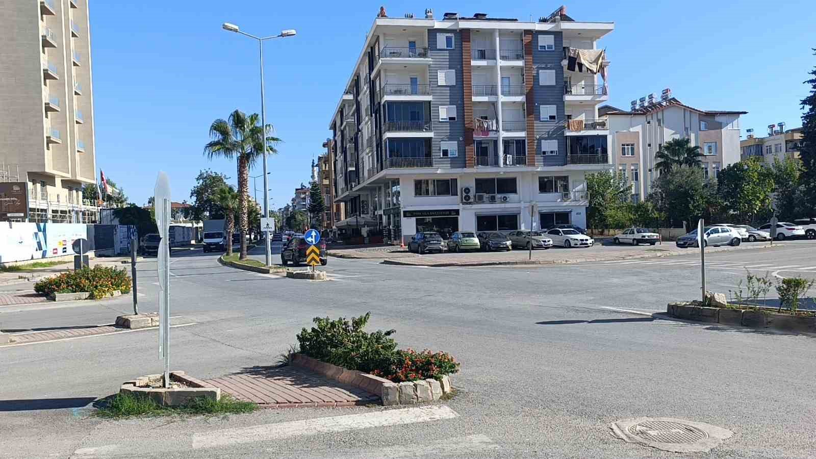 Antalya’da otomobil ile motosikletin çarpışma anı kamerada
