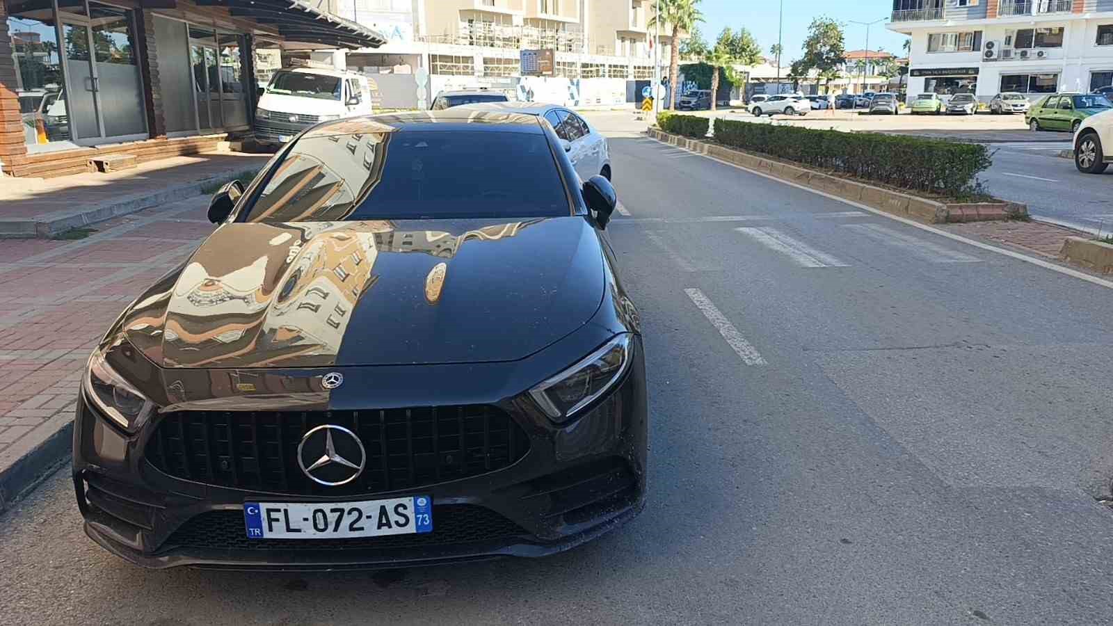 Antalya’da otomobil ile motosikletin çarpışma anı kamerada