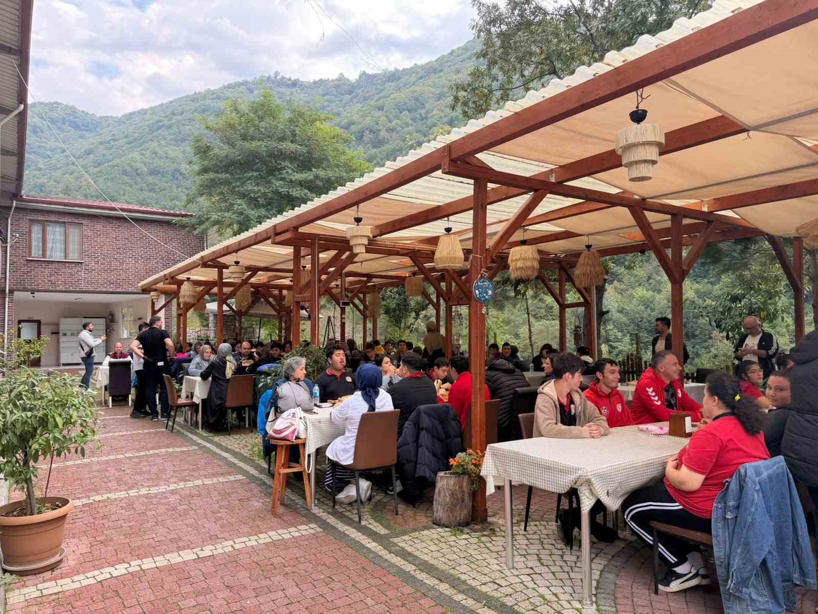 Özel öğrenciler Ayvacık’ta doğayla iç içe bir gün geçirdi