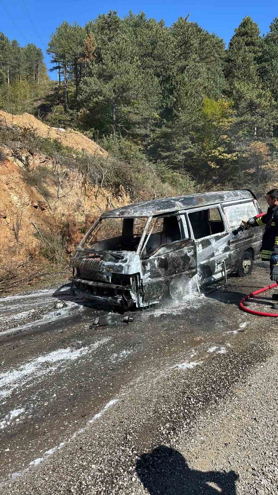 Bilecik’te seyir halindeki otomobil alev aldı