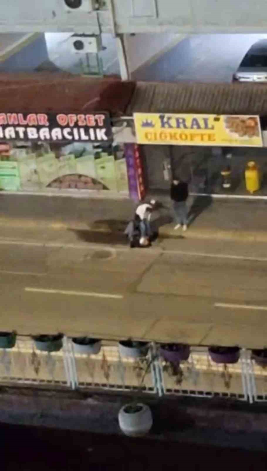 Yerdeki kişinin yüzüne ayağıyla bastı: Şiddet anları kamerada