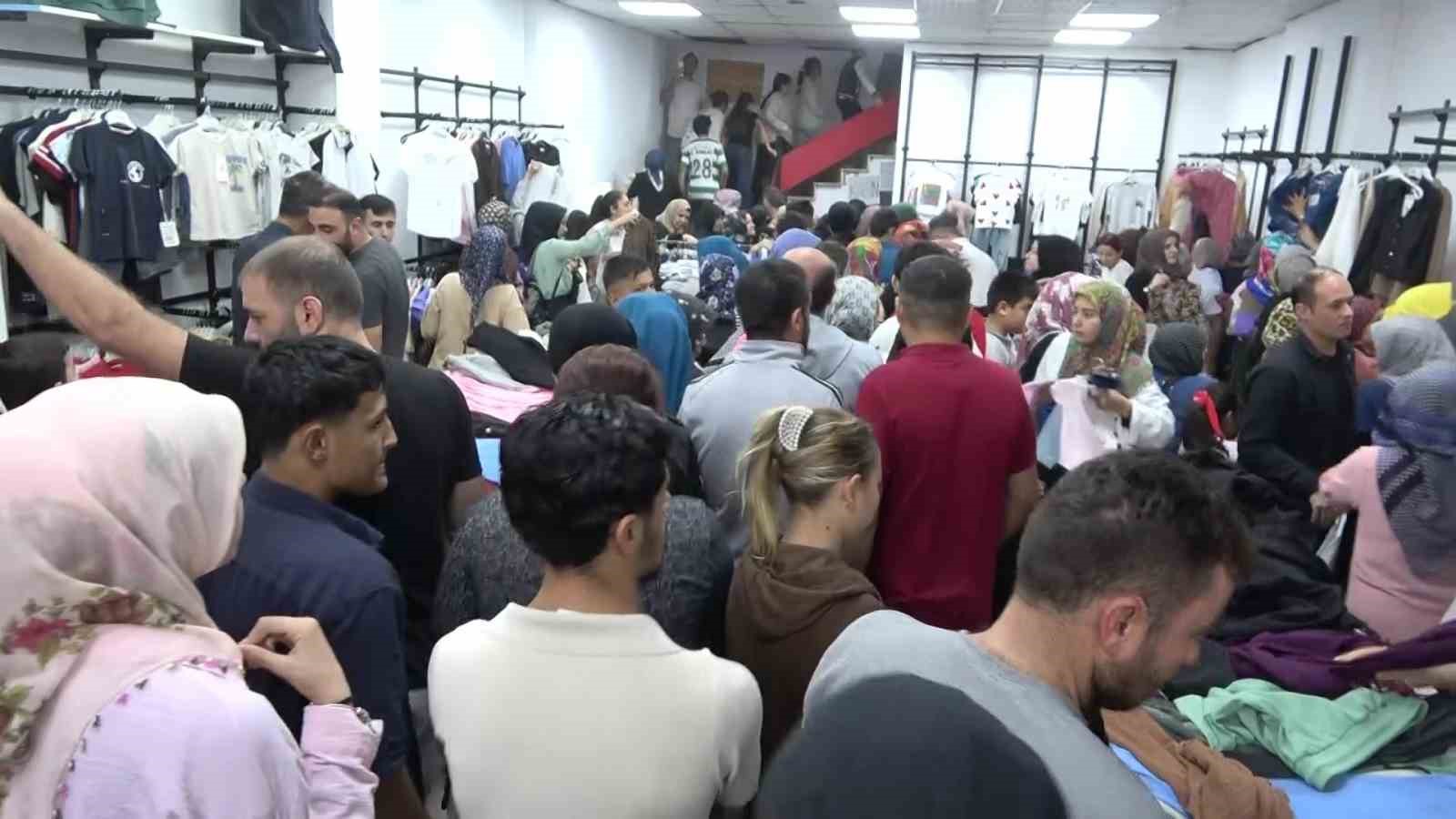 Kahramanmaraş’ta giyim mağazasında indirim izdihamı