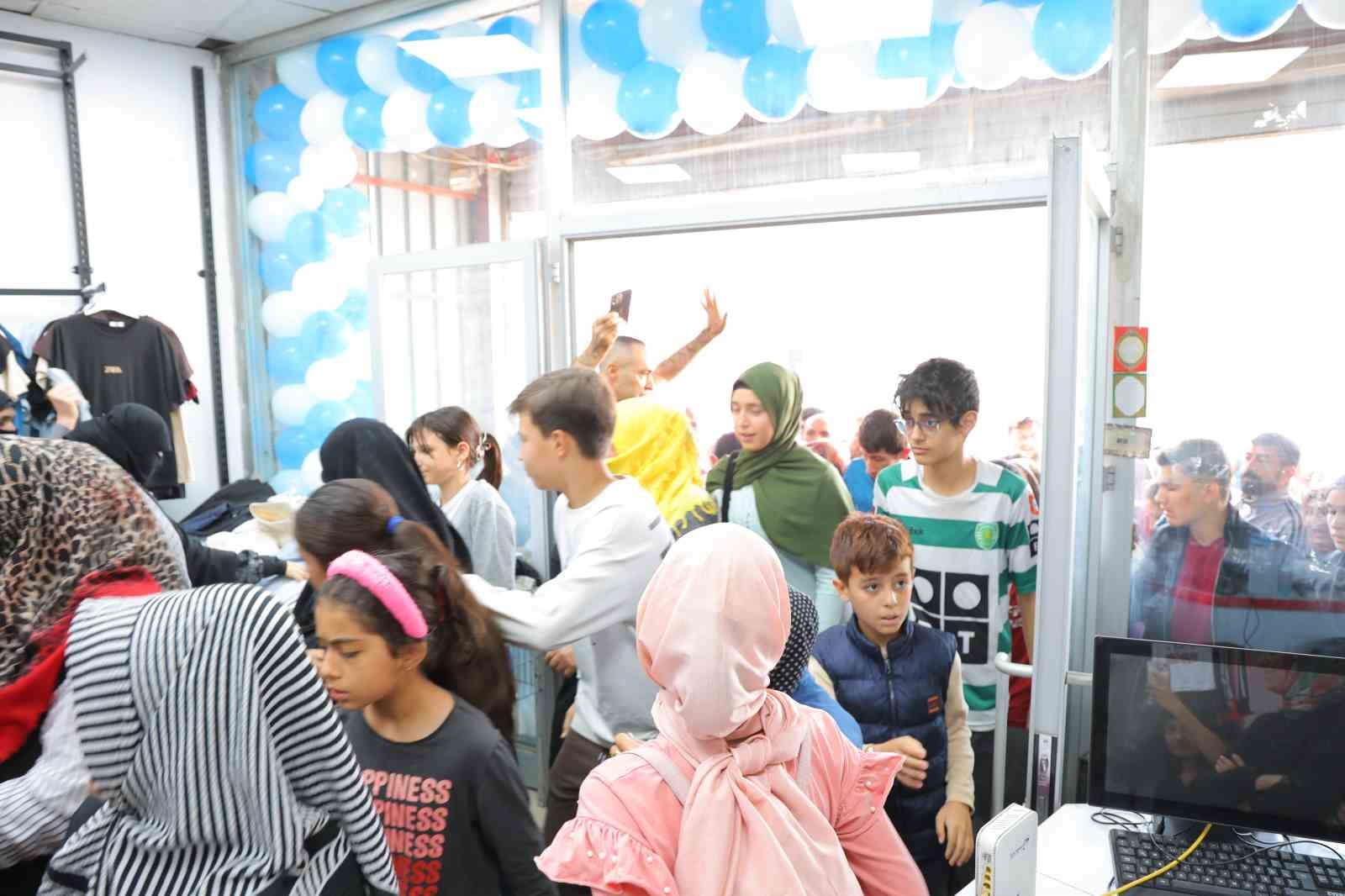 Kahramanmaraş’ta giyim mağazasında indirim izdihamı