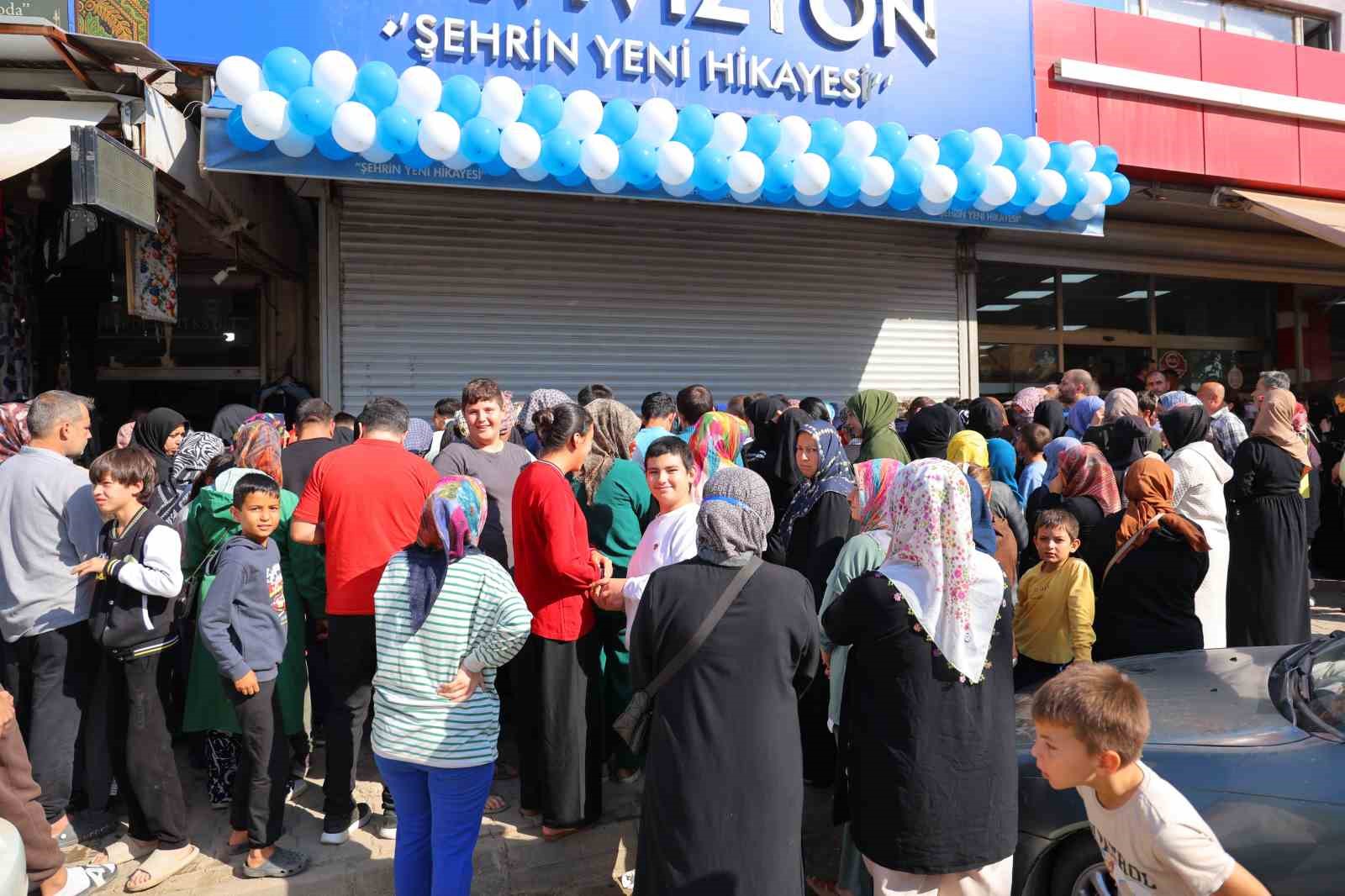 Kahramanmaraş’ta giyim mağazasında indirim izdihamı