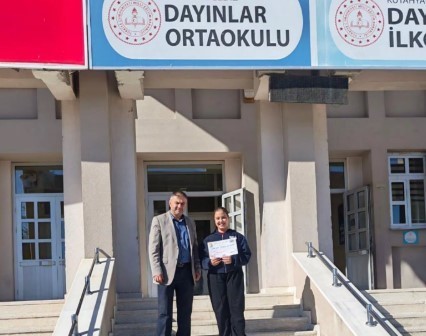 Gediz’de 11 yaşındaki küçük kız bulduğu para dolu cüzdanı polise teslim etti