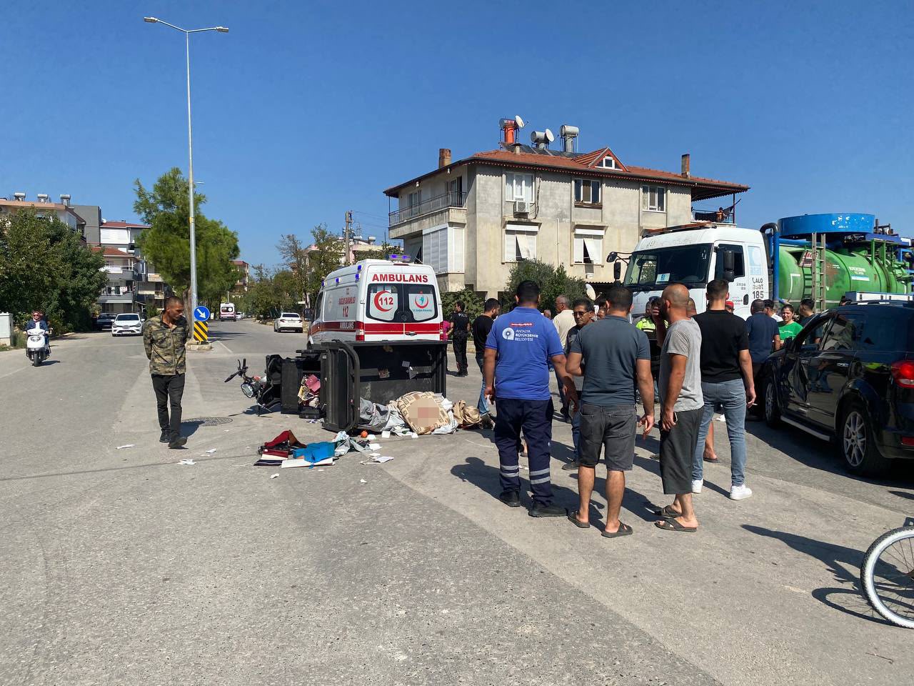 Antalya’da otomobil ile üç tekerlekli bisiklet çarpıştı: 2 yaralı