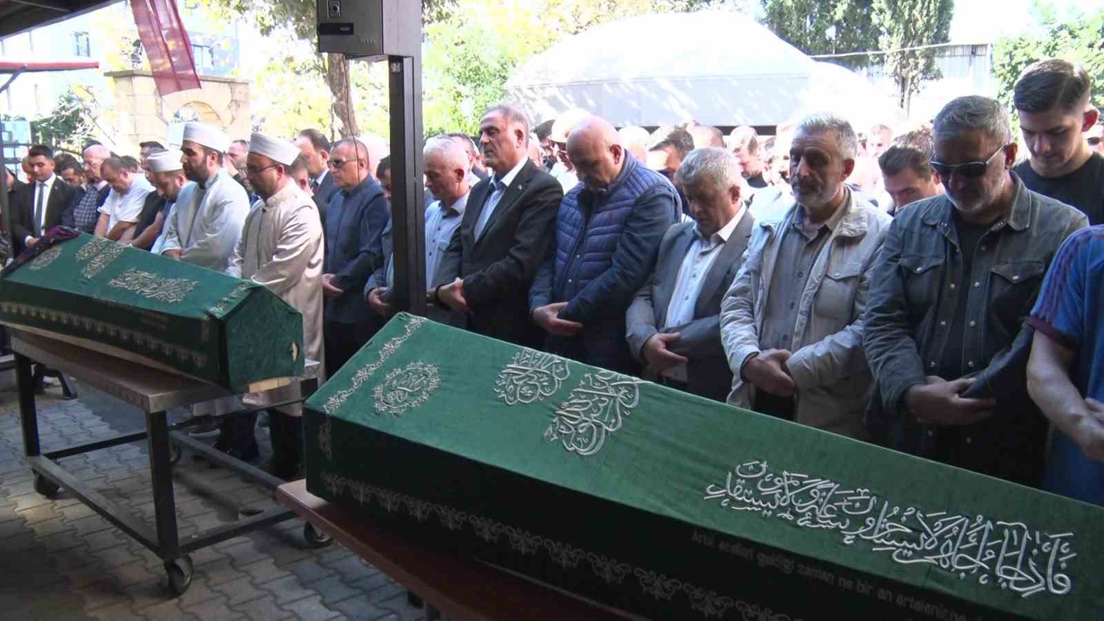 Maltepe’de çöken binada hayatını kaybeden iki kardeş son yolculuğuna uğurlandı