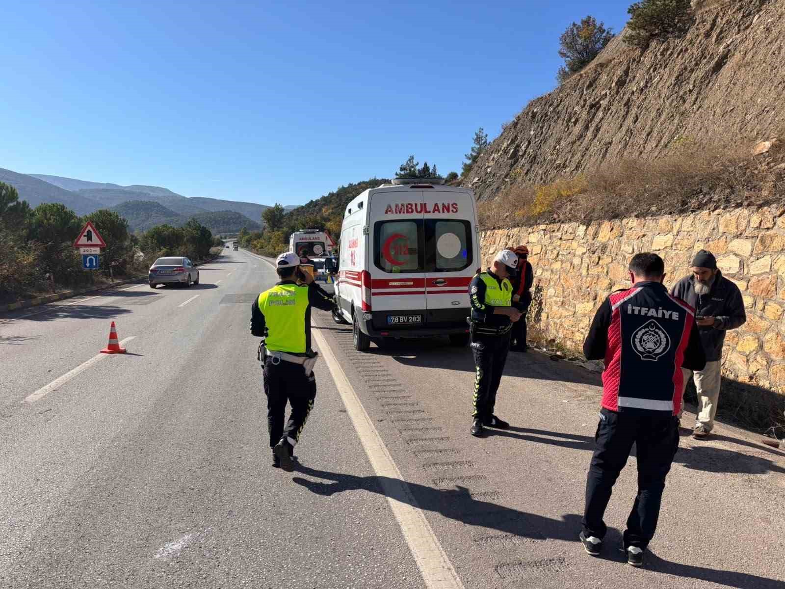 İstinat duvarına çarpan otomobil ters döndü : 3 yaralı