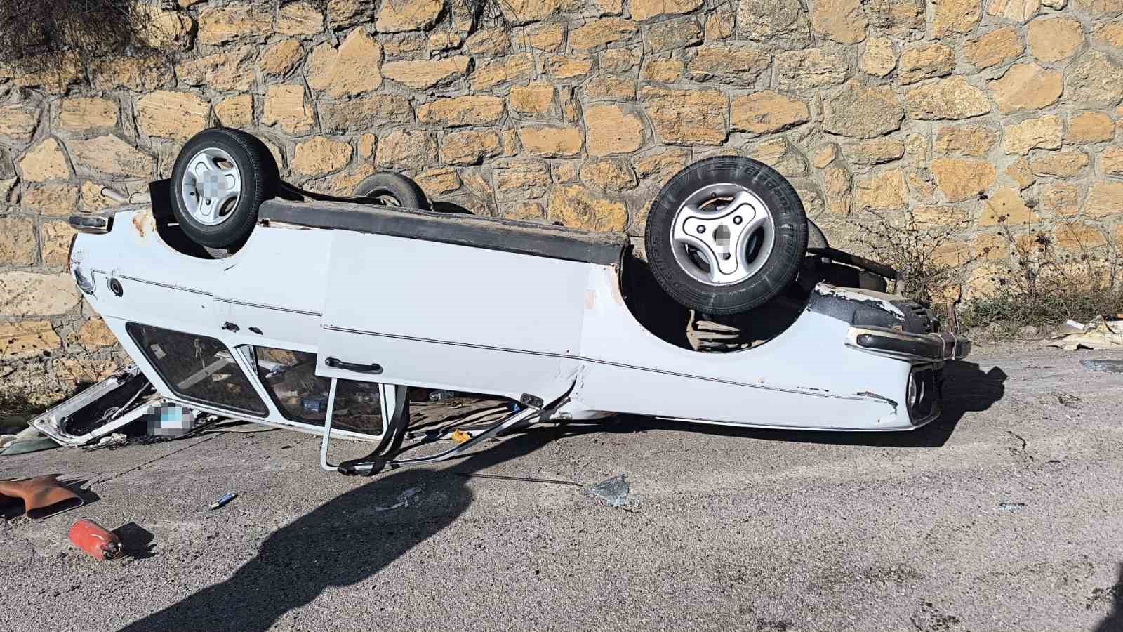 İstinat duvarına çarpan otomobil ters döndü : 3 yaralı