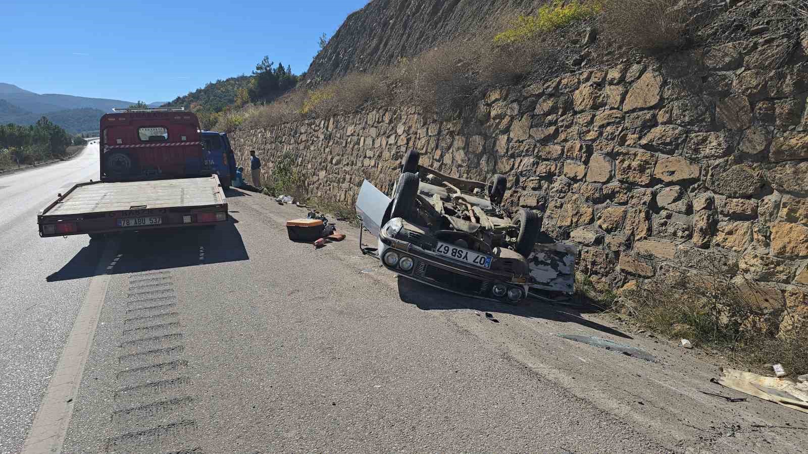İstinat duvarına çarpan otomobil ters döndü : 3 yaralı