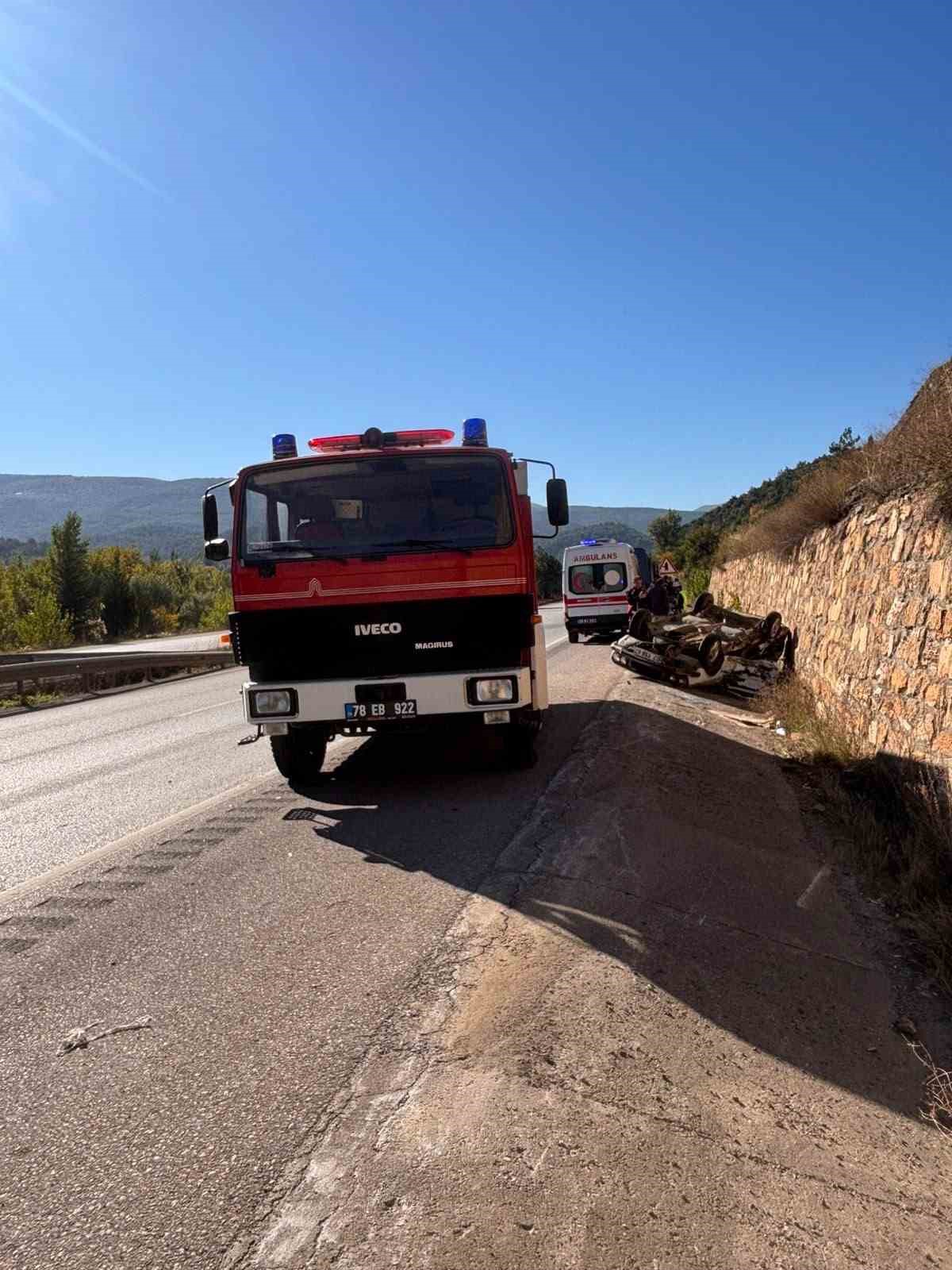 İstinat duvarına çarpan otomobil ters döndü : 3 yaralı