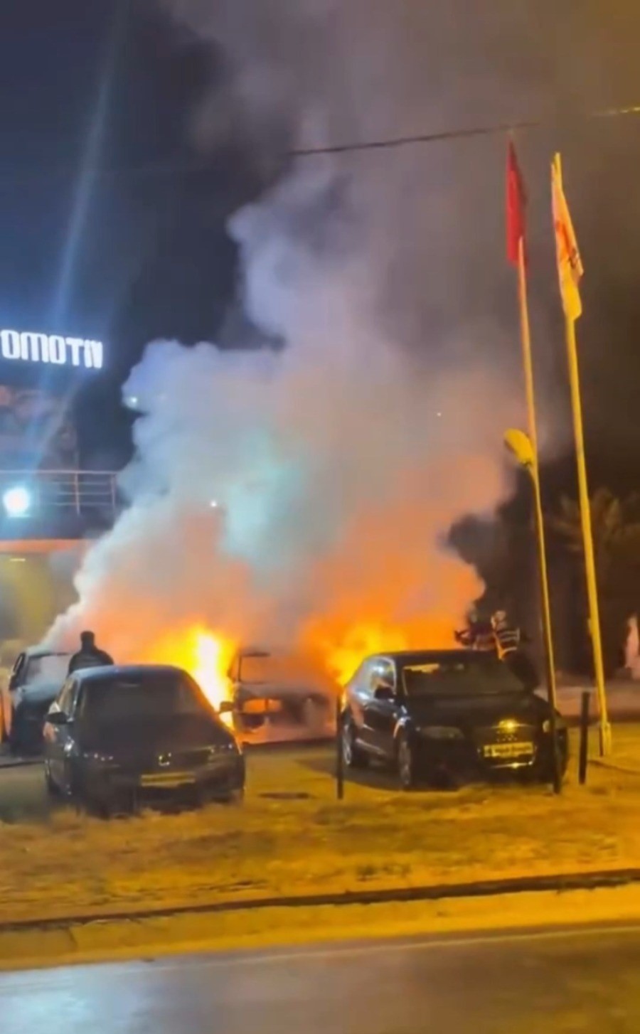 Kuşadası’nda oto galeri kundaklandı