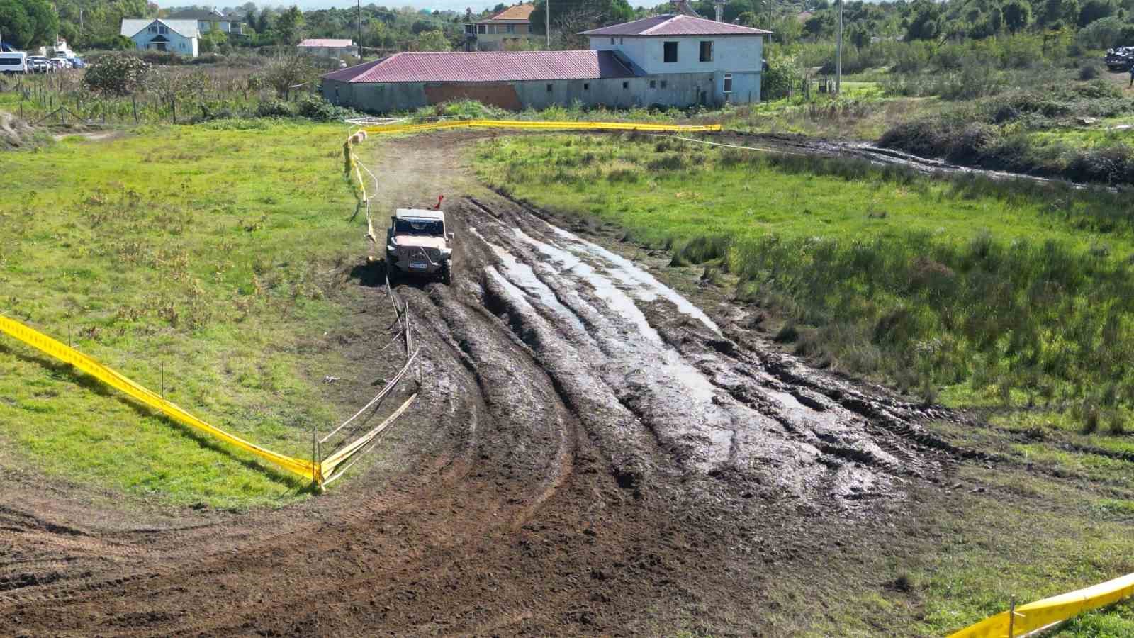 Deniz kenarında off-road heyecanı