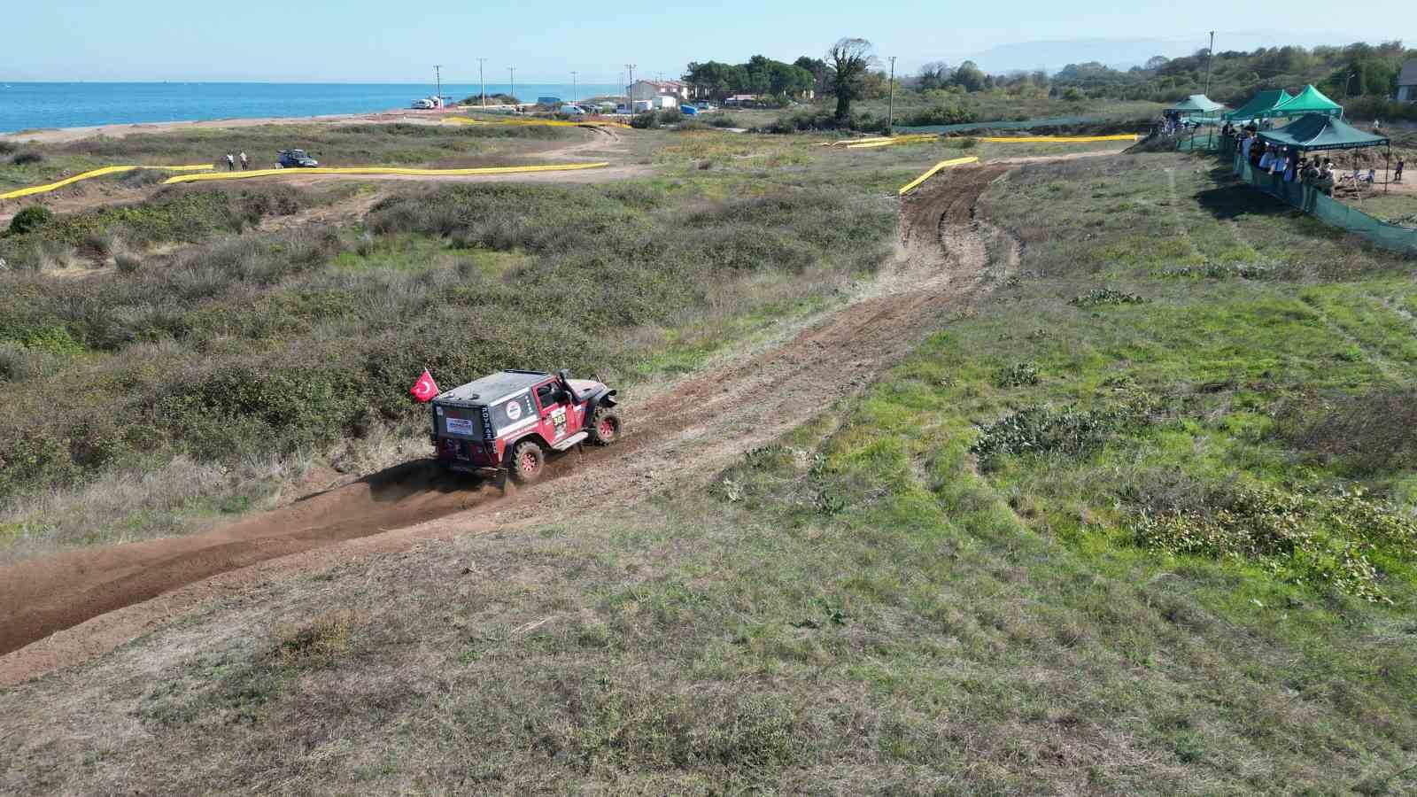 Deniz kenarında off-road heyecanı