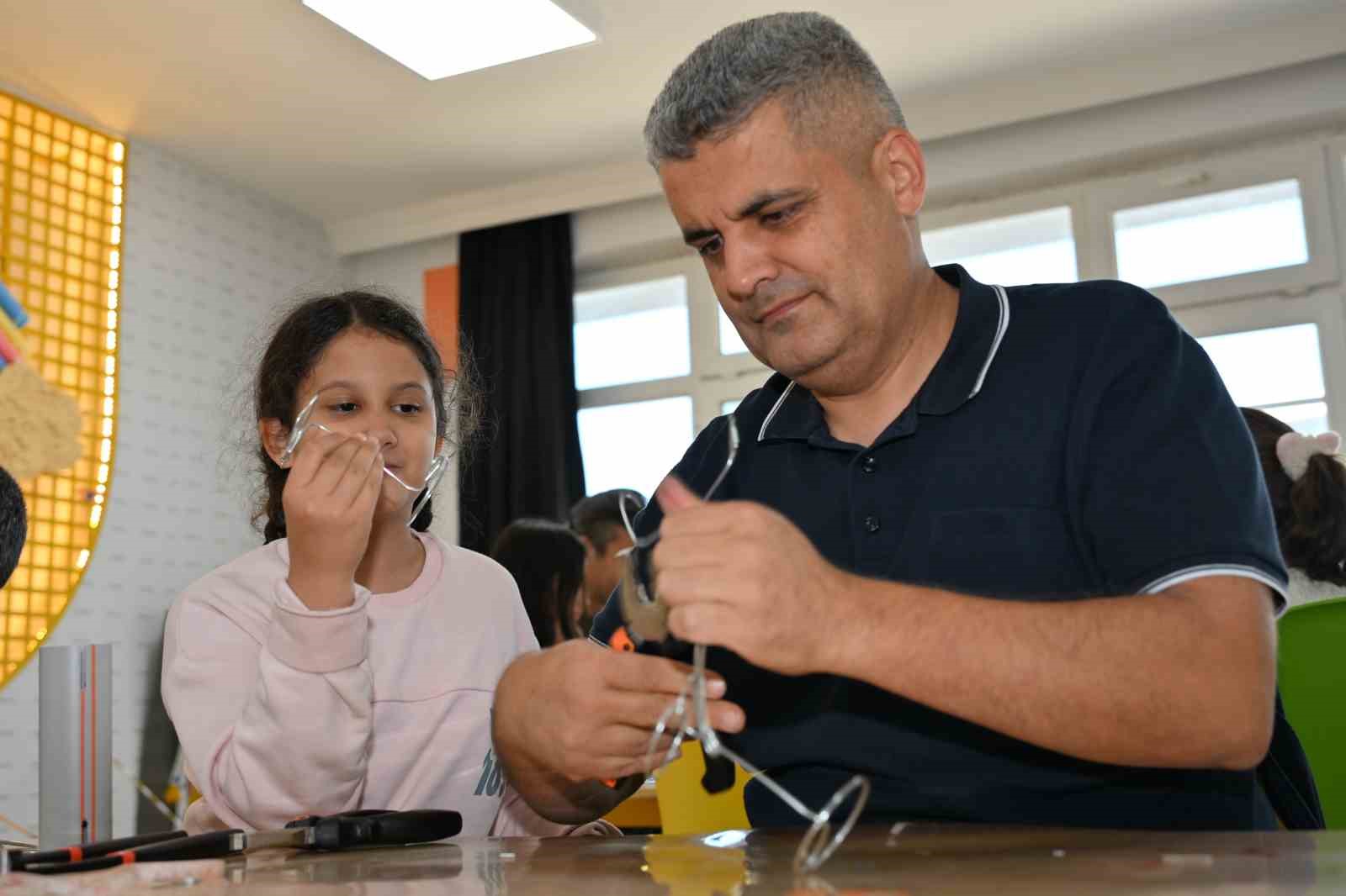 Demircili çocuklar nostaljik tel araba yapımını öğrendi