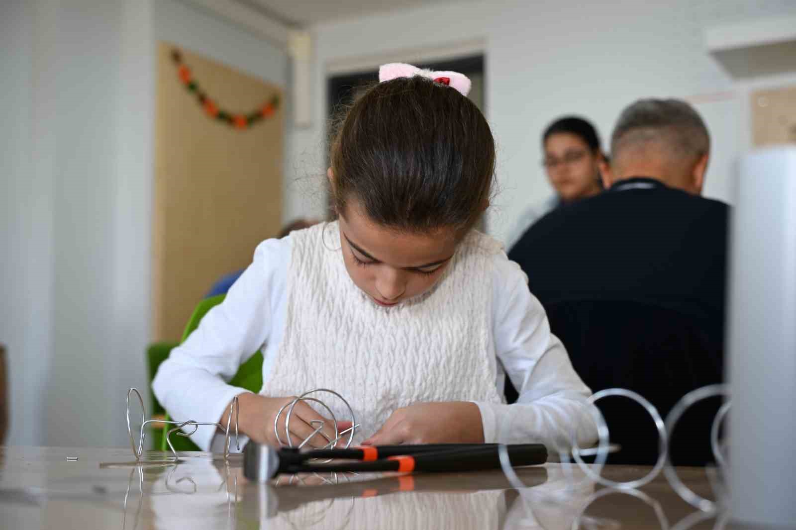 Demircili çocuklar nostaljik tel araba yapımını öğrendi