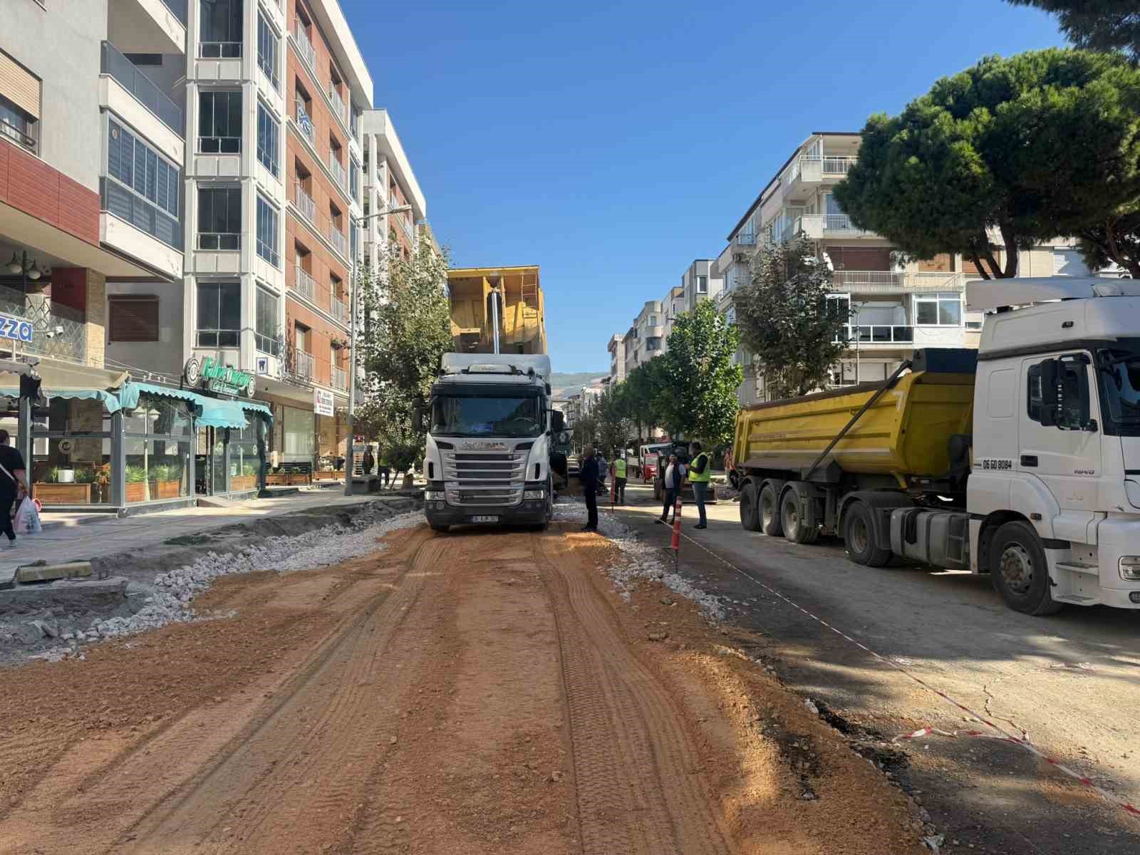 Aydın Büyükşehir’in yol çalışmaları sürüyor