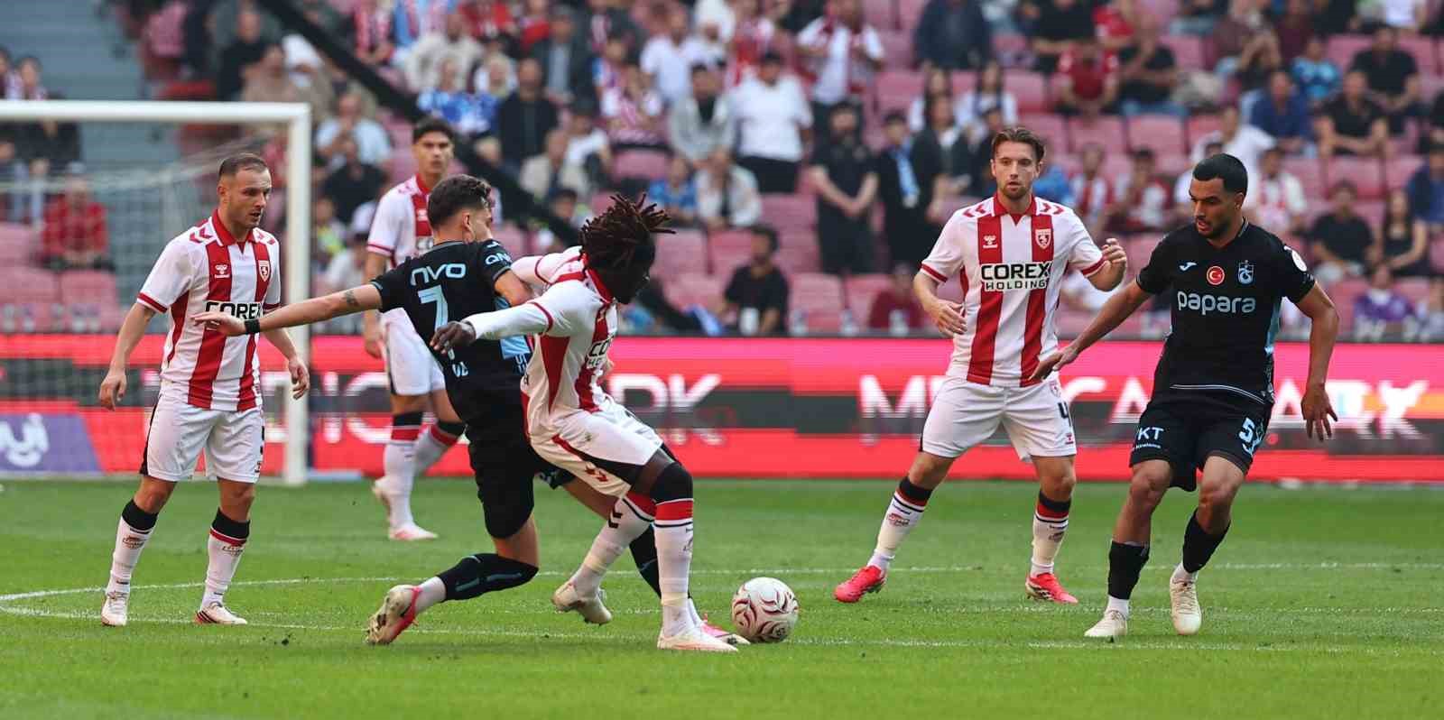 Trendyol Süper Lig: Samsunspor: 0 - Trabzonspor: 3 (İlk yarı)