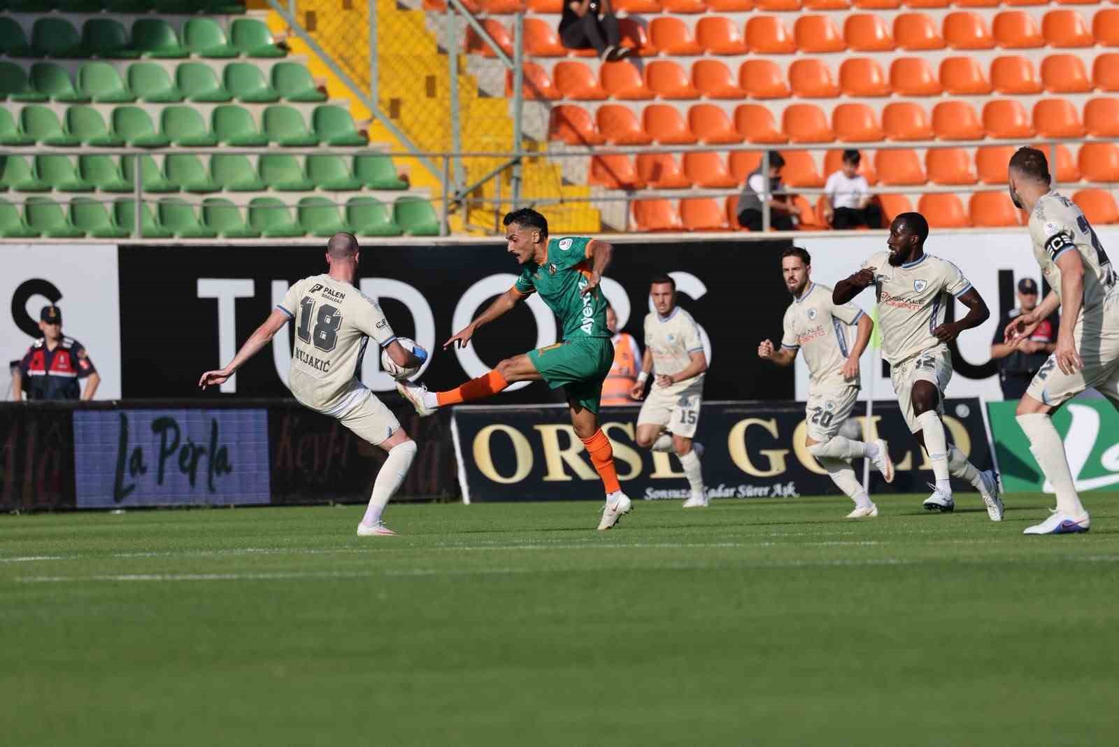 Trendyol Süper Lig: Corendon Alanyaspor: 0 - Erzurumspor FK: 0 (İlk yarı)