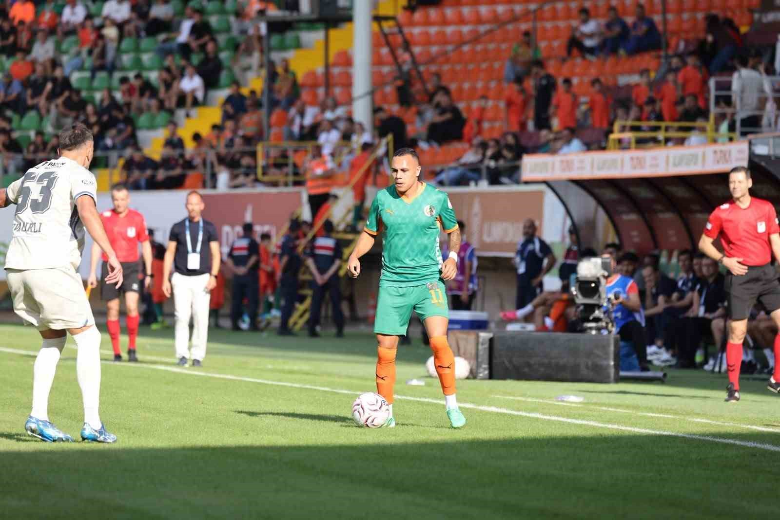 Trendyol Süper Lig: Corendon Alanyaspor: 0 - Erzurumspor FK: 0 (İlk yarı)