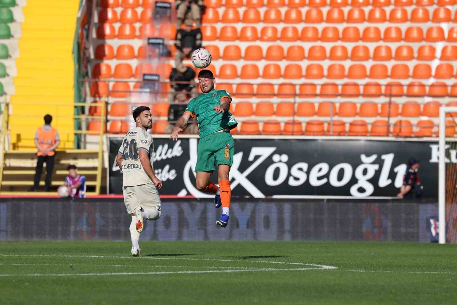Trendyol Süper Lig: Corendon Alanyaspor: 0 - Erzurumspor FK: 0 (İlk yarı)