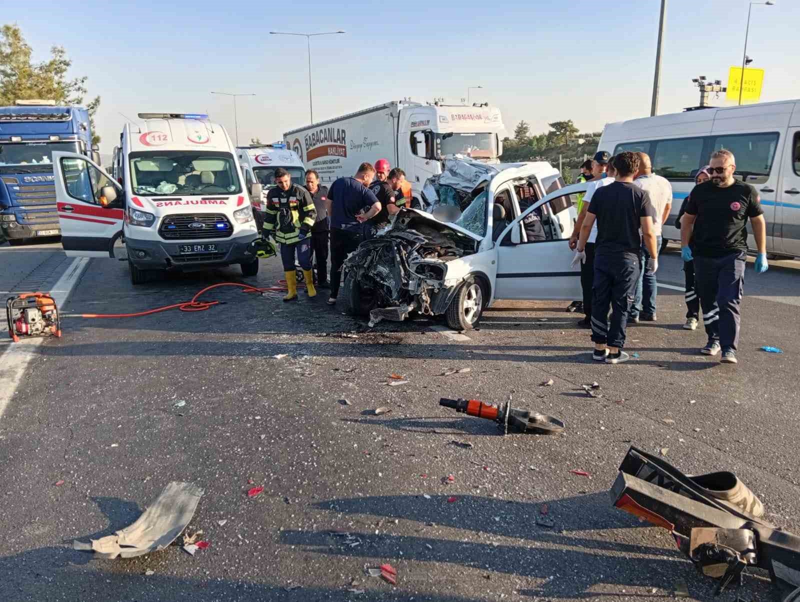 Mersin’de otomobil çekiciye arkadan çarptı: 2 ölü, 1 yaralı