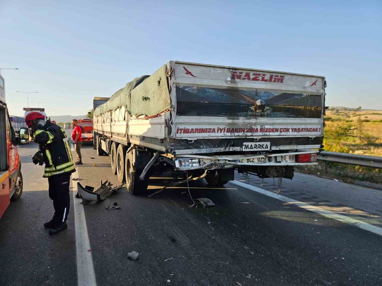 Mersin’de otomobil çekiciye arkadan çarptı: 2 ölü, 1 yaralı