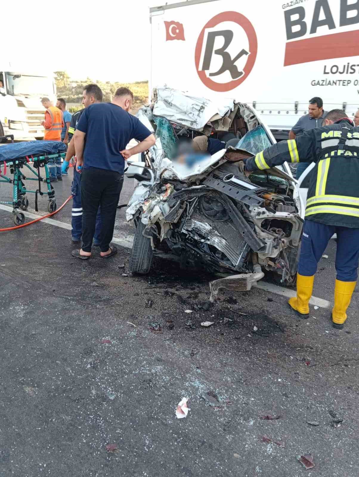 Mersin’de otomobil çekiciye arkadan çarptı: 2 ölü, 1 yaralı