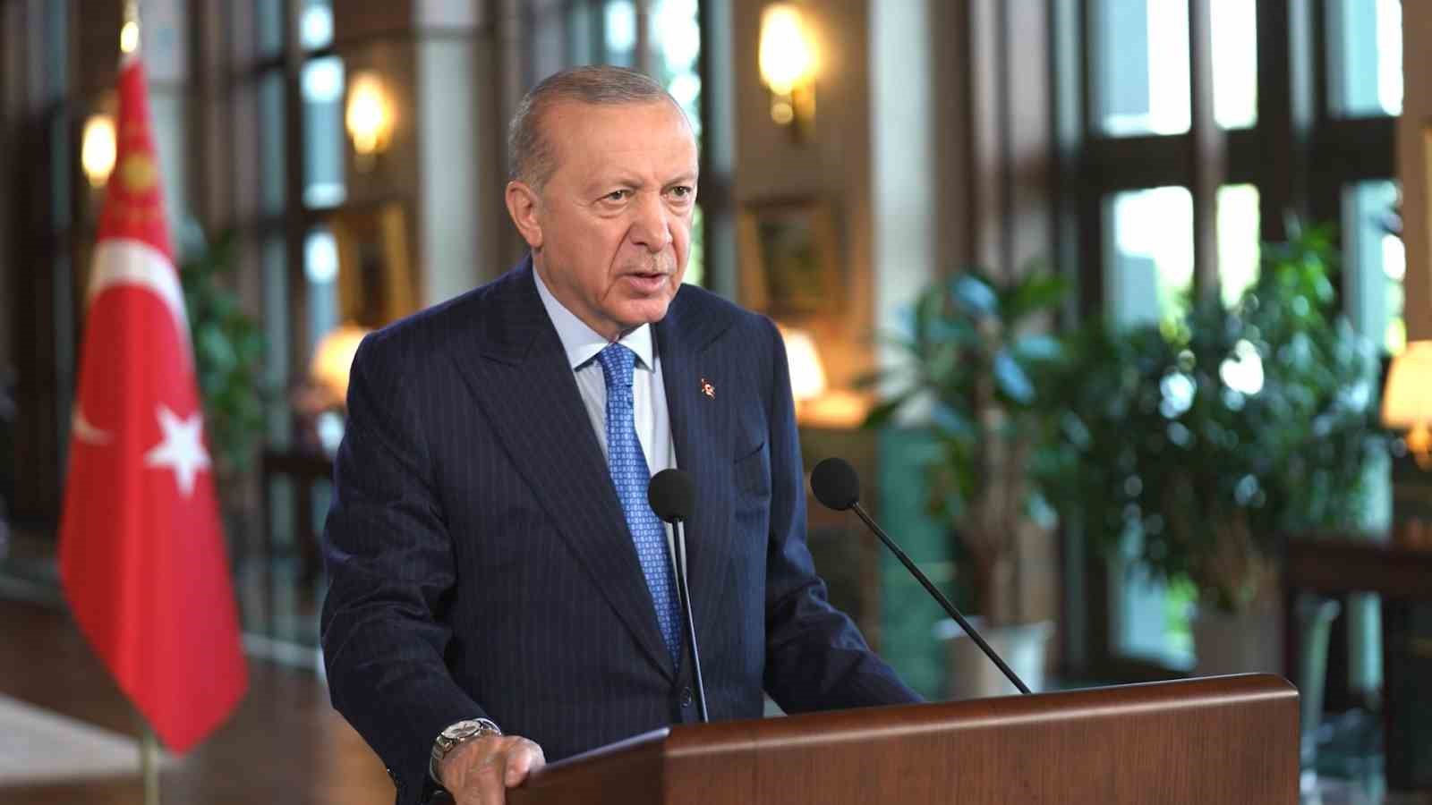 Cumhurbaşkanı Erdoğan: "Gurbeti, ikinci vatan eyleyen kardeşlerimiz için yüksek bir şuurla çalışan tüm sivil toplum kuruluşlarımıza şükranlarımı iletiyorum"