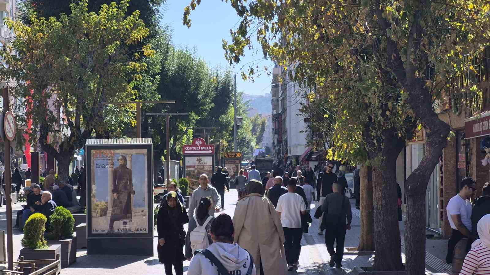 Eskişehir’de güneş yüzünü gösterdi, çarşıda adım atacak yer kalmadı