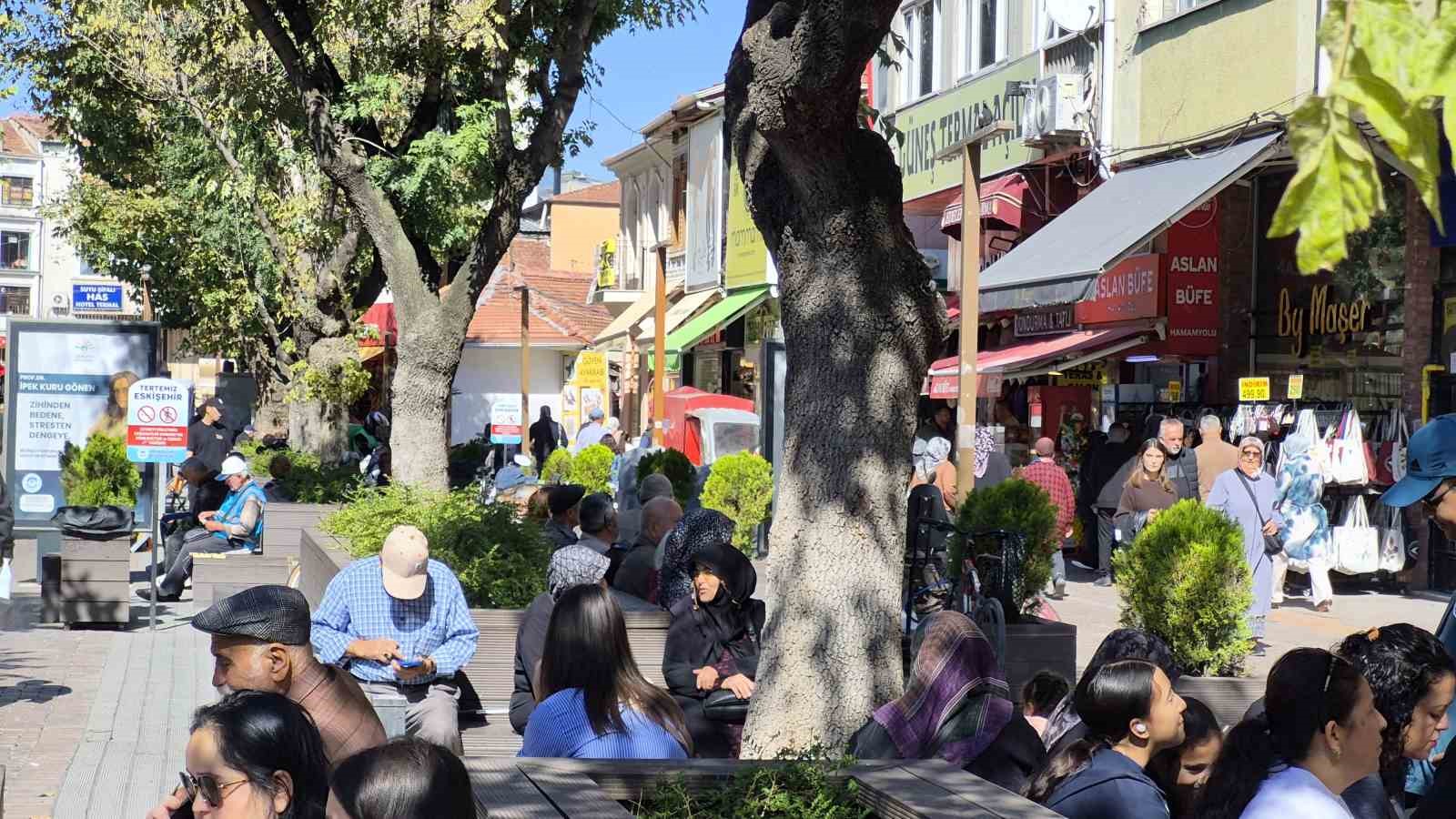 Eskişehir’de güneş yüzünü gösterdi, çarşıda adım atacak yer kalmadı