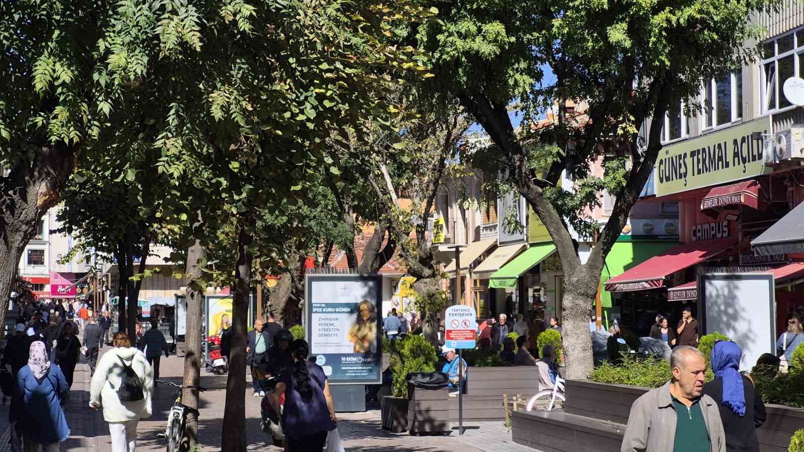 Eskişehir’de güneş yüzünü gösterdi, çarşıda adım atacak yer kalmadı