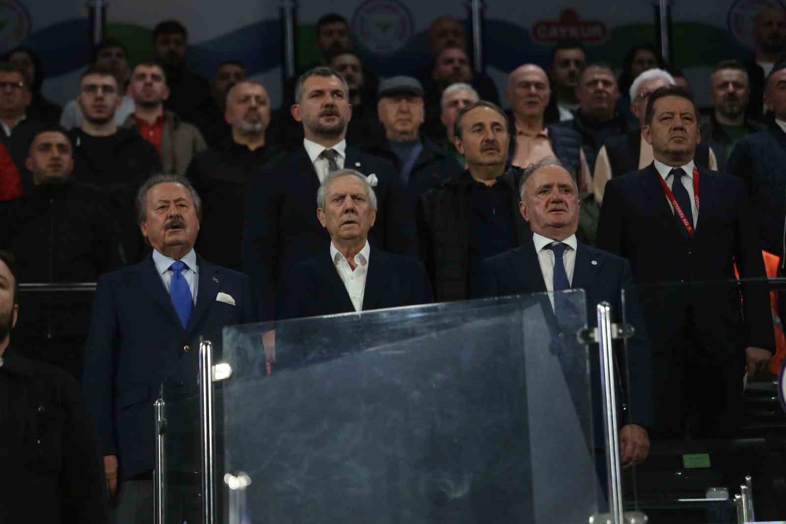Trendyol Süper Lig: Çaykur Rizespor: 0 - Fenerbahçe: 1 (Maç devam ediyor)
