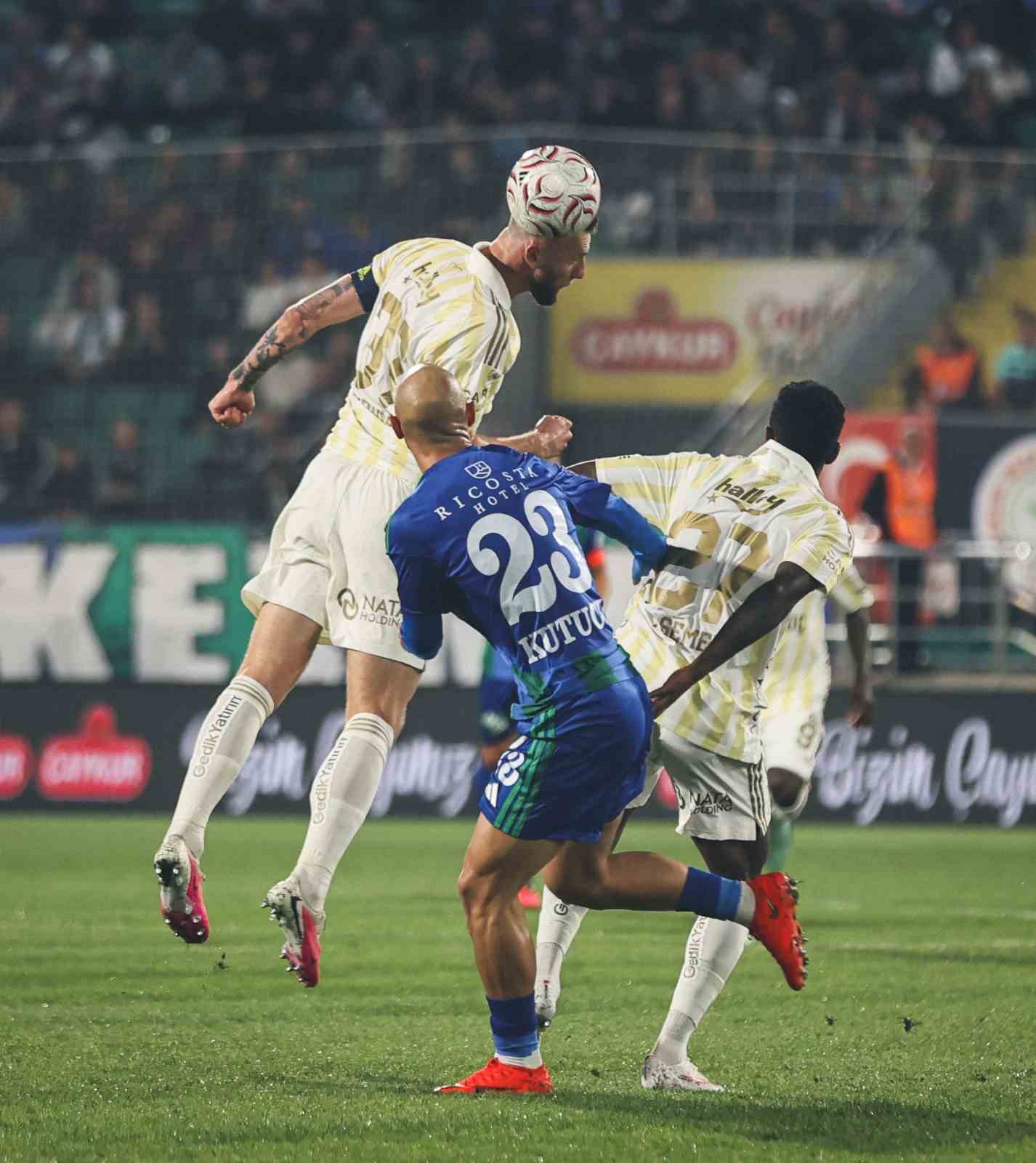 Trendyol Süper Lig: Çaykur Rizespor: 0 - Fenerbahçe: 1 (Maç devam ediyor)