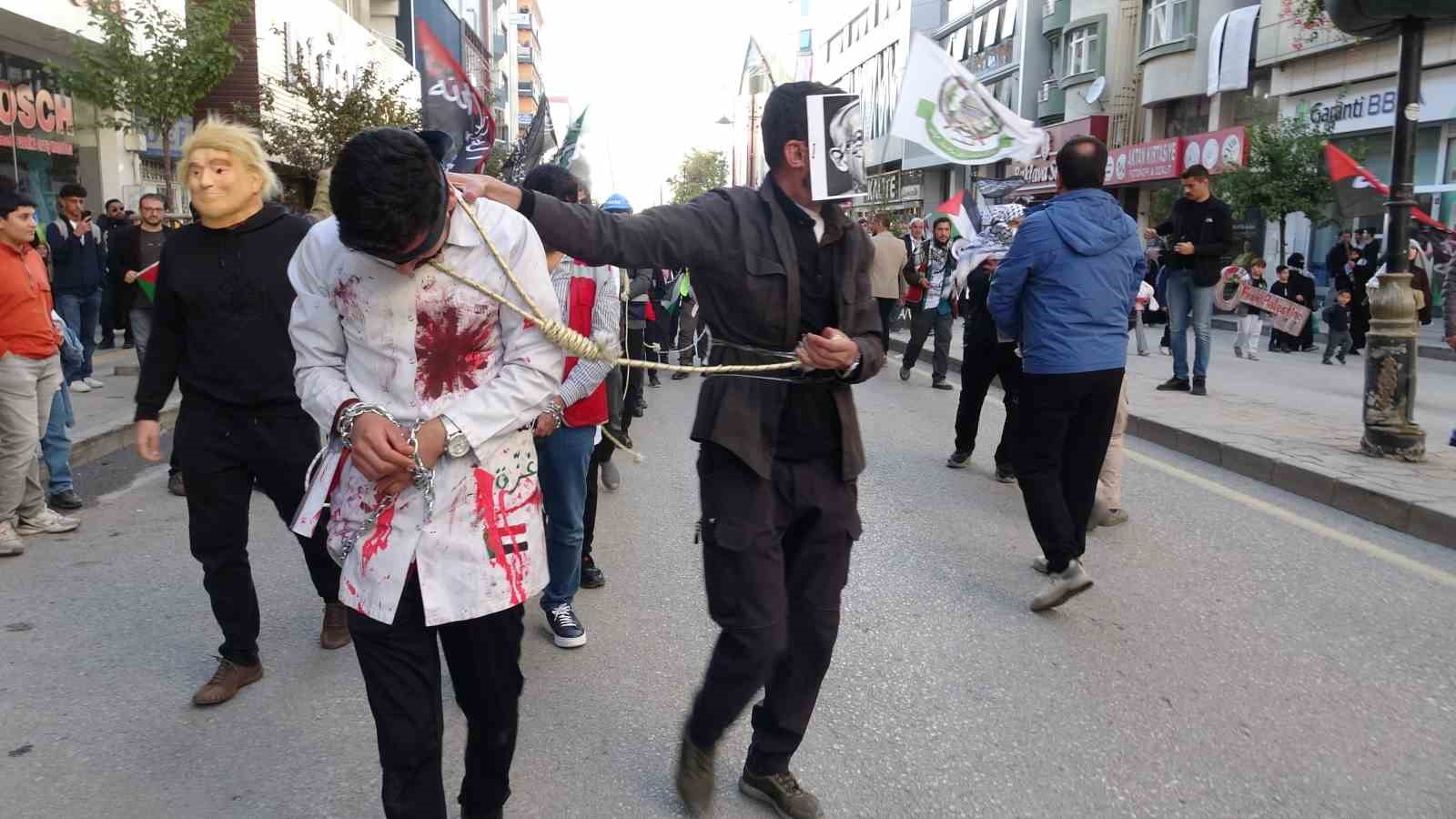 Van’da binlerce kişi Filistin için yürüdü