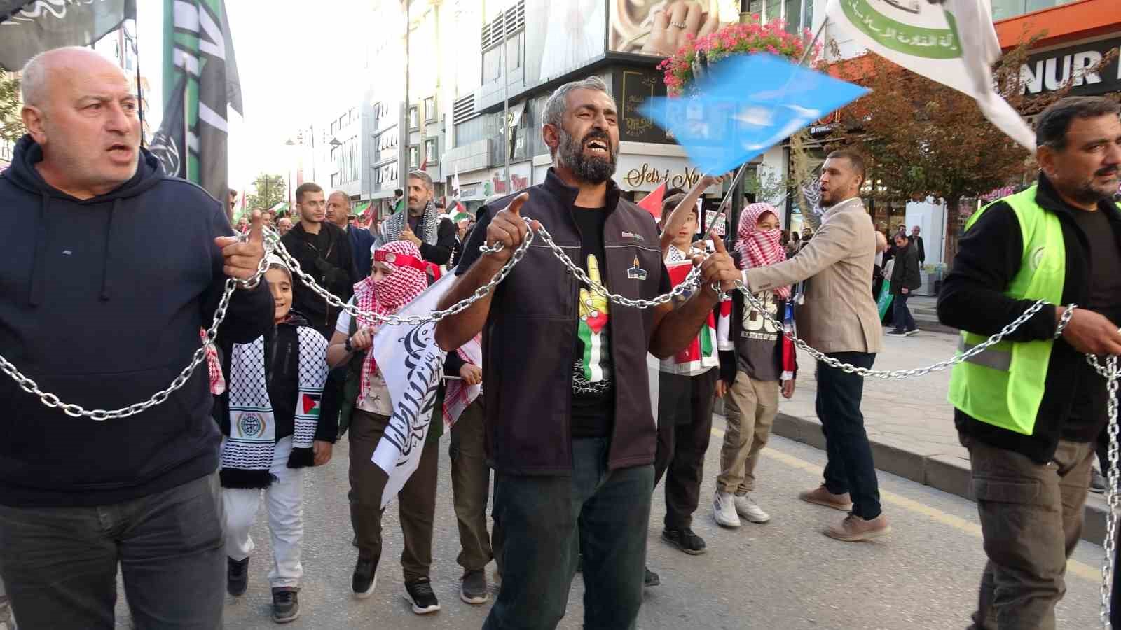Van’da binlerce kişi Filistin için yürüdü