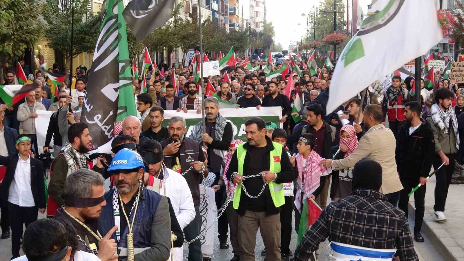 Van’da binlerce kişi Filistin için yürüdü